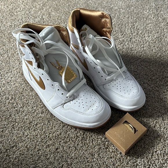 Nike Air Jordan 1 Retro High OG Metallic Gold - Picture 6 of 6
